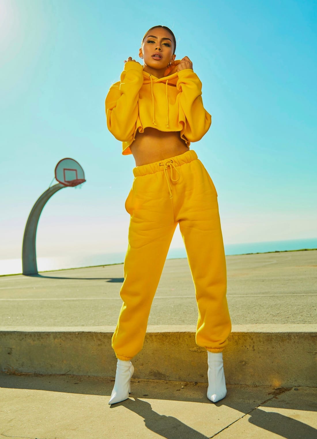 Editorial streetwear outfit in motion